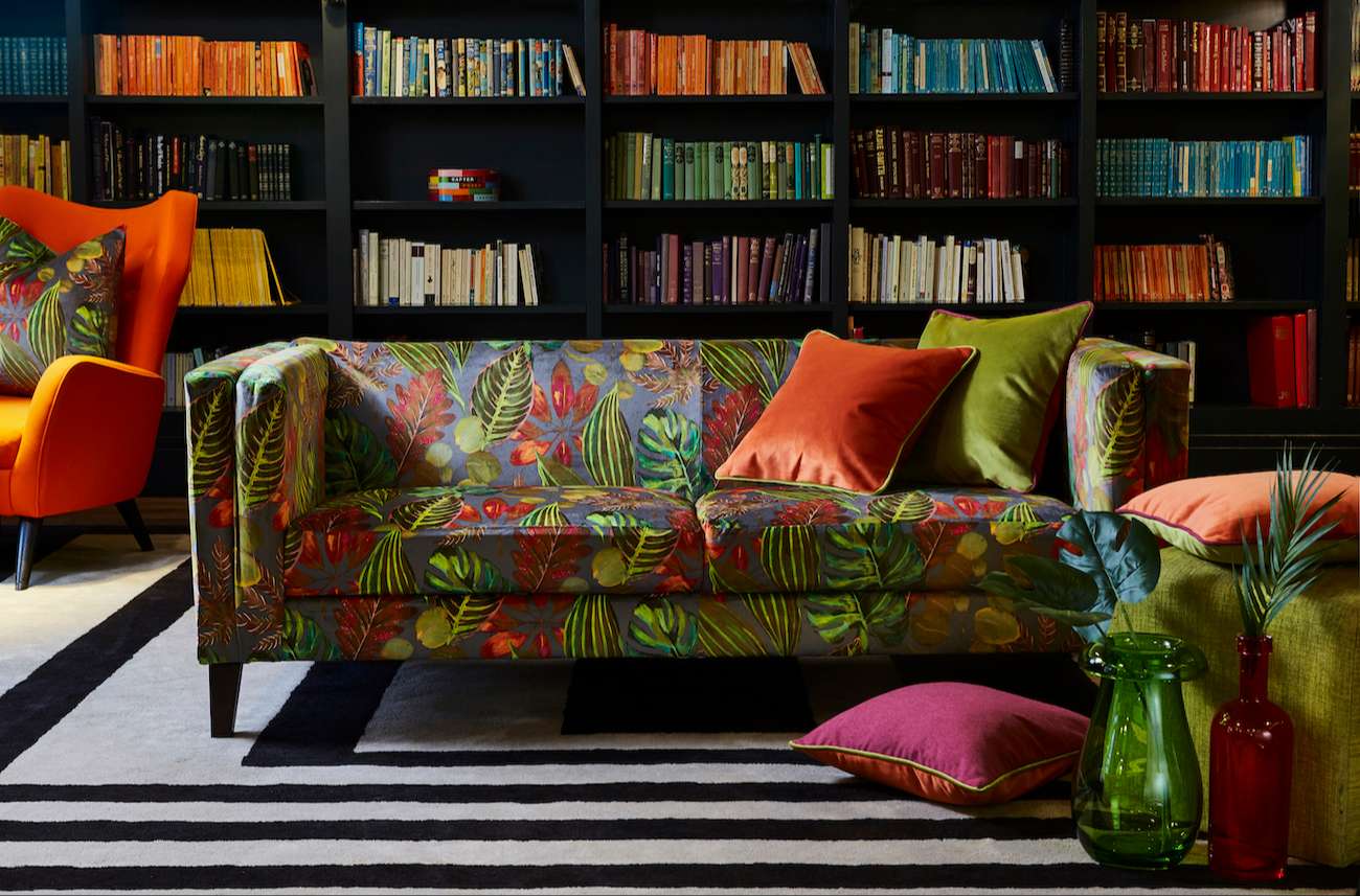 Couch umhüllt von Stoffbezug mit Palmen