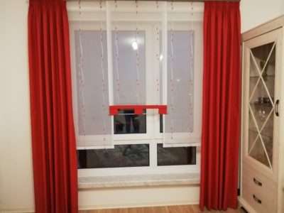 Rote Schlaufengardinen