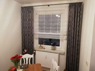 Dunkle Gardinen an Stange befestigt