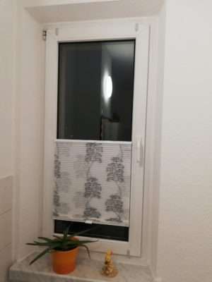 Passgenaues Plissees zwischen Fensterrahmen