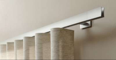 Beige Gardinen an Gardinenstange