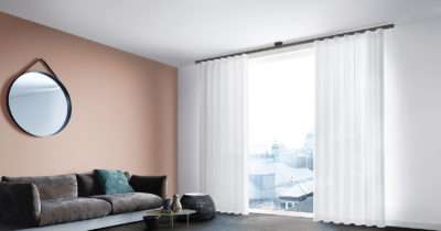 Schlaufengardinen in weiss an Gardinenstange aufgehangen