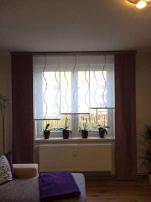 Raffrollos am Fenster befestigt