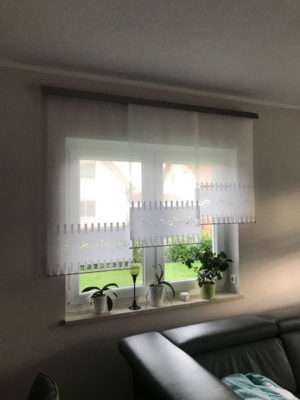 weiße Raffrollos stufig angeordnet