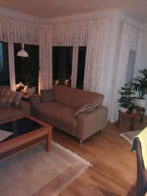 Ausgefallene Fensterdekoration mit kurzen und langen Gardinen im Wechsel