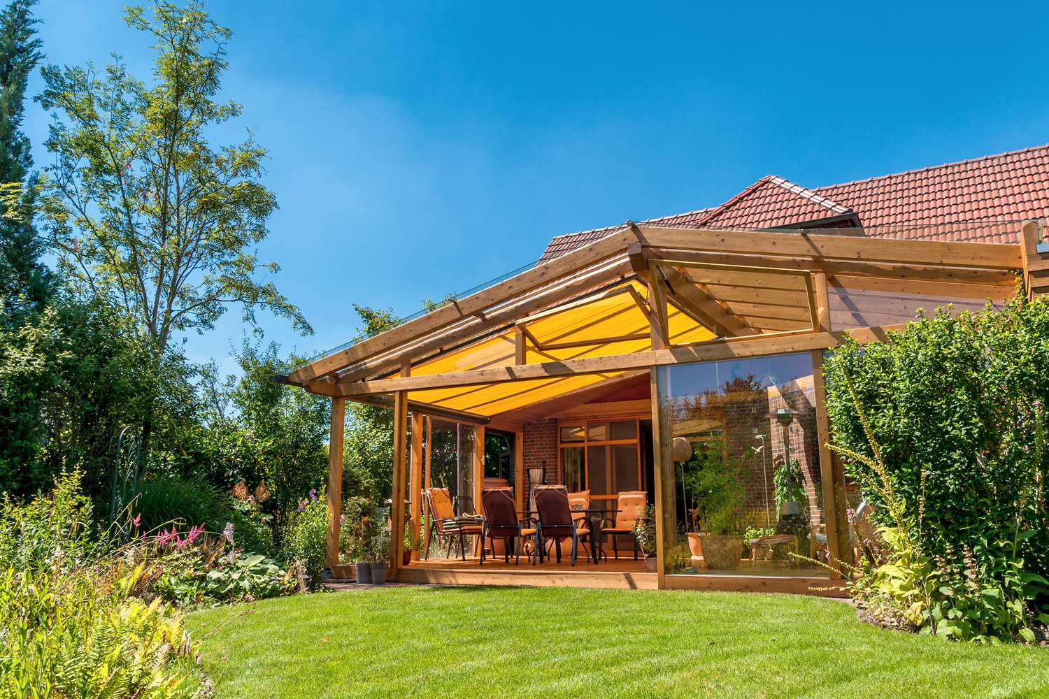 Wintergarten, ausgestattet mit Sonnenschutzsystemen